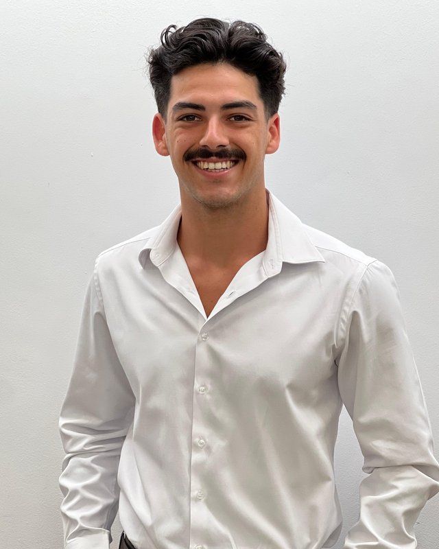 Retrato de Diogo R. Silva, consultor imobiliário da CENTURY 21 Realty Art, de camisa branca